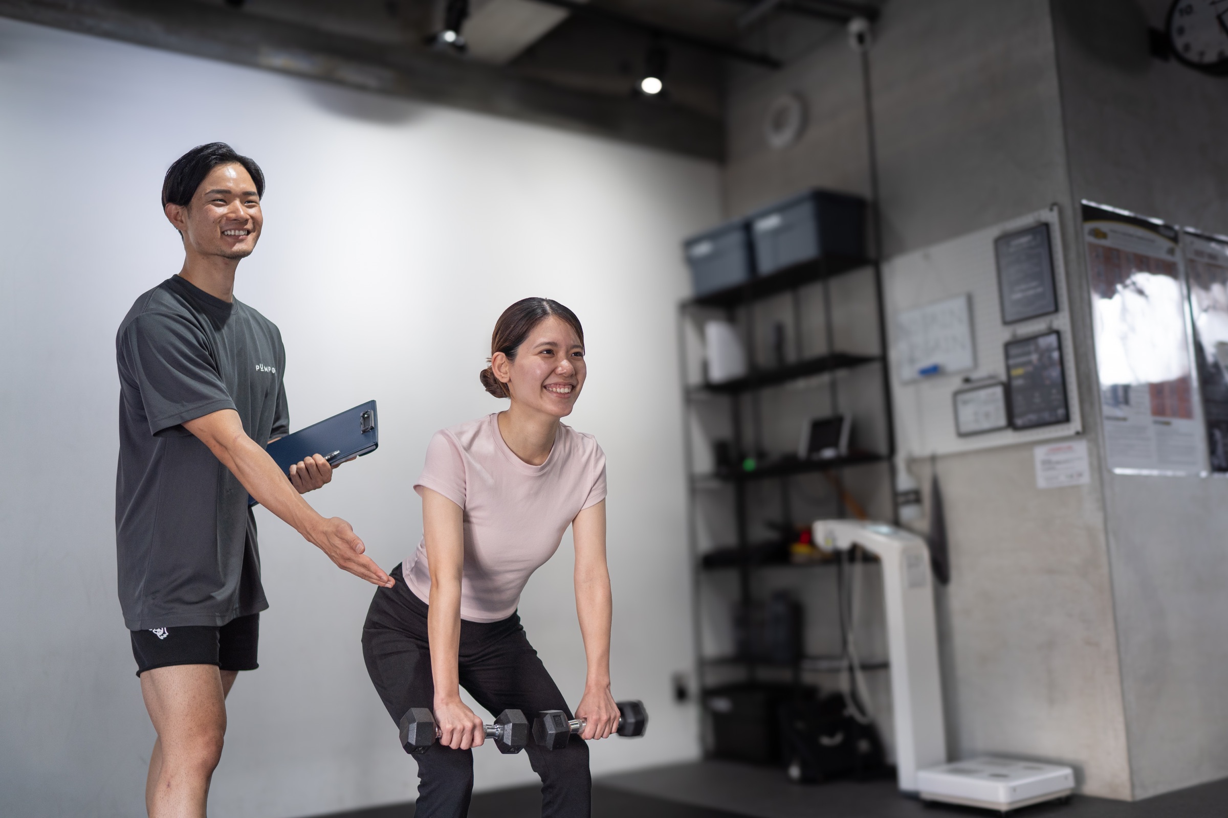 PUMP GYMでトレーナーが利用者をサポートしている様子