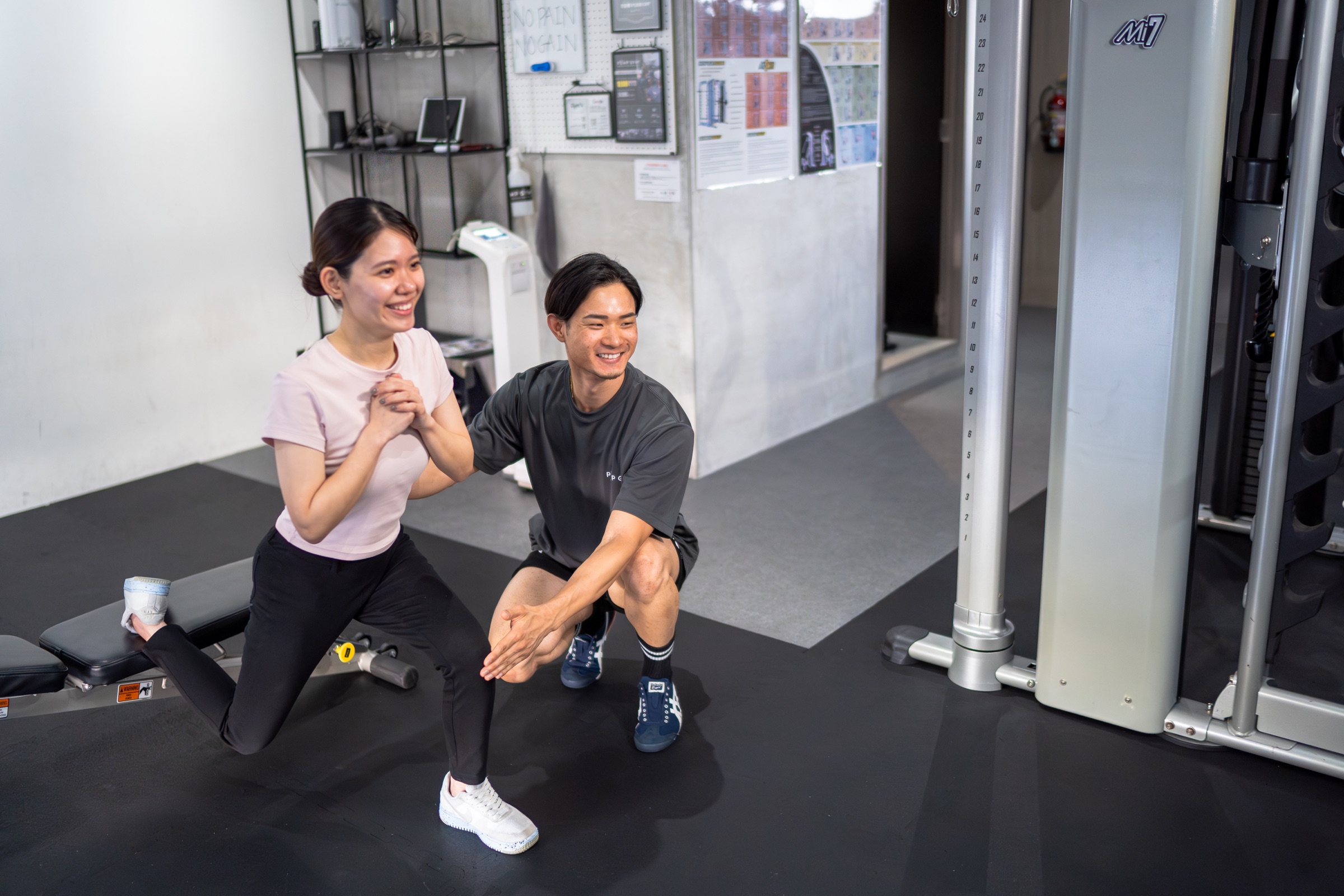 PUMP GYMでトレーナーが利用者をサポートしている様子